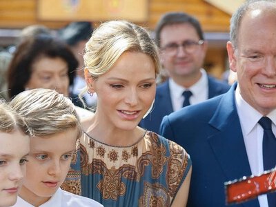 Княгиня Шарлін у максісукні та сандалях з дітьми та чоловіком відвідала історичне місце (фото)