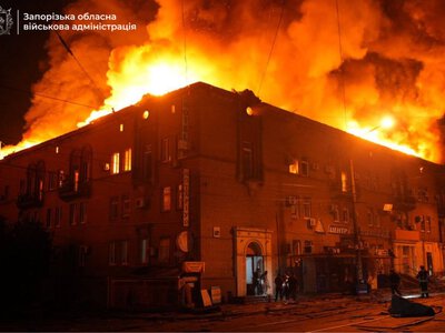 Россия пять раз ударила по Запорожью: горит жилой дом и торговый центр (фото, видео)