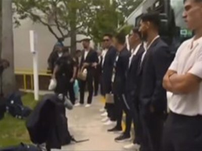Polis millinin futbolçularını sıraya düzdü, çantalarını aldı, saatlarla yoxlama apardı - ABŞ-də QALMAQAL!