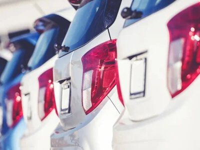 Бизнес нарастил покупку новых авто, в то время как спрос населения упал почти на треть