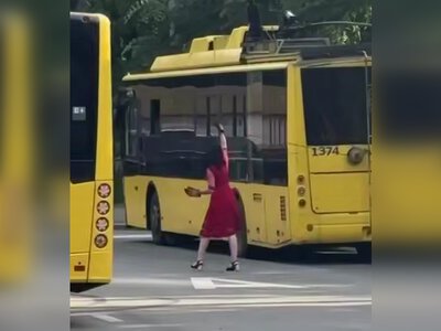В красном платье и на каблуках ремонтирует машину: водительница троллейбуса стала звездой соцсетей (видео)