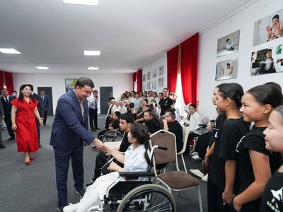 АКИМ ТУРКЕСТАНСКОЙ ОБЛАСТИ ВСТРЕТИЛСЯ С КОЛЛЕКТИВОМ ИНКЛЮЗИВНОГО ТЕАТРА «ДАРА ҰРПАҚ»