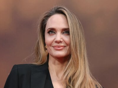 Анджелина Джоли появилась в эффектном платье с декольте в форме сердца (фото)