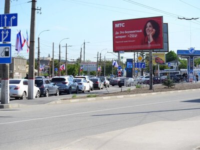 Спим в машинах ради бензина: в оккупированном Крыму усугубляется дефицит топлива и канистр
