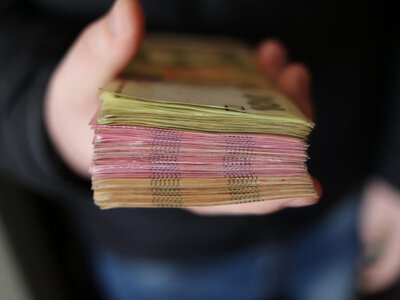 Украинцы могут получить до 3 100 гривен: кому следует обратиться в ПФУ