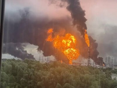 Московский НПЗ подвергся атаке дронов: вспыхнул пожар, над городом поднялся густой черный дым (видео)