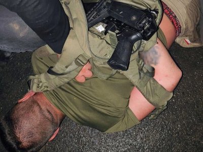 Стрельба возле ТЦК в Хмельницкой области - пьяный мужчина открыл огонь из автомата