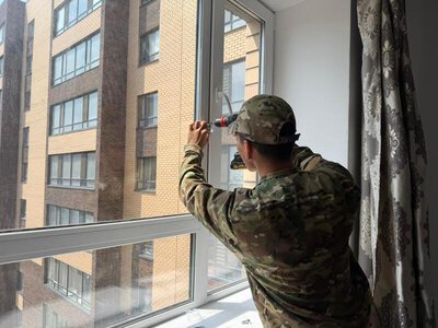 «Секундная ошибка — сожаление на всю жизнь»: жителям Астаны сделали срочное предупреждение об опасности у окон