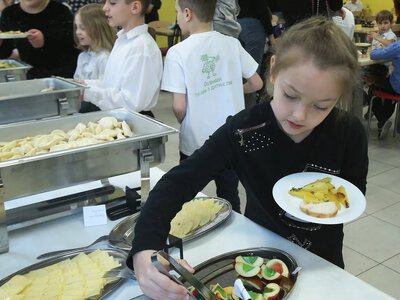 Деньги были, а обедов нет: как в Одессе оставили без еды 40 тысяч школьников