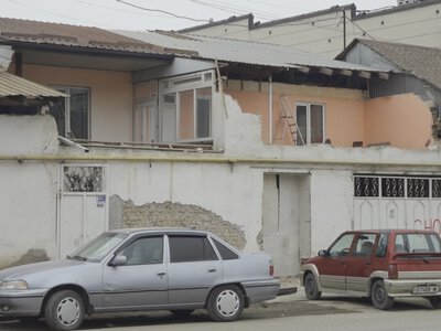 В Оше девочку засыпало обломками во время сноса строения