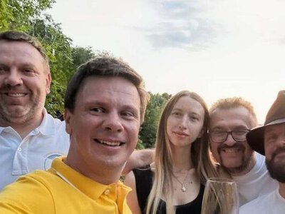 На 17 лет моложе: Александр Пономарев впервые появился вместе со своей возлюбленной