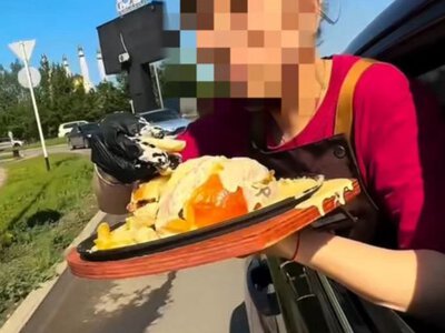  Опасную рекламу сняли в движущемся автомобиле в Актобе 