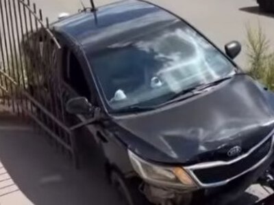  Перепутала педали: карагандинка въехала в ограждение автодрома 