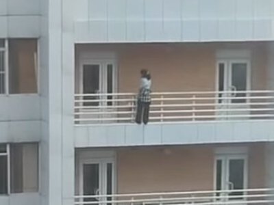  Астанчанка стояла за ограждением балкона на высоте 8 этажа 