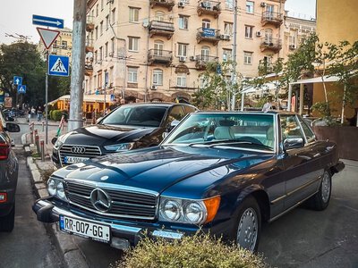 Гость из 80-х: в Киеве заметили знаменитый кабриолет Mercedes (фото)