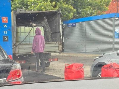 Цены выросли на 40%: в Москве начали скупать бензин после ударов по НПЗ (видео)