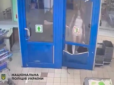 В Киеве девушка выбила ногами дверь супермаркета из-за отказа в продаже алкоголя