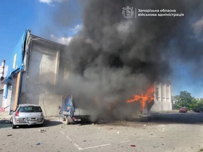 Вражеский дрон ударил по логистическому оператору в Запорожье, трое раненых
