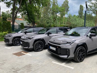 Toyota в Україні презентувала новий RAV4 та одразу три електромобілі