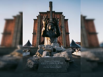 Во Франции установили шестиметровую статую Оззи Осборна (фото)