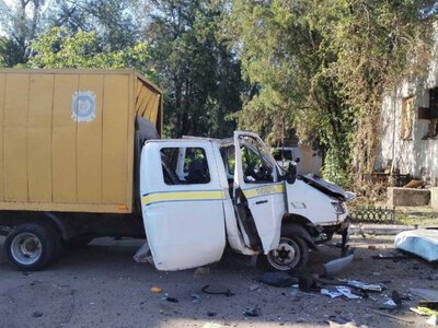 В Никополе оккупанты с помощью дронов уничтожили два автомобиля Укрпочты: работа передвижных отделений приостановлена