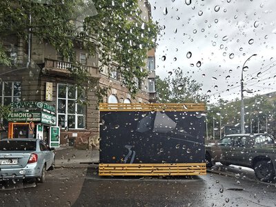 В центре Николаева будку поставили на парковочный карман: жители против
