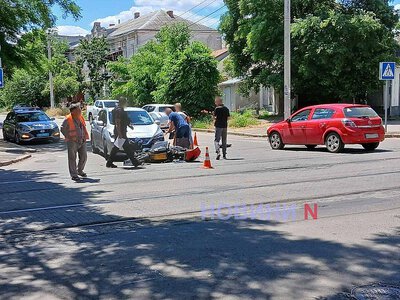В Николаеве мотоцикл после столкновения с «Опелем» влетел в «Ниссан»: пострадал водитель 