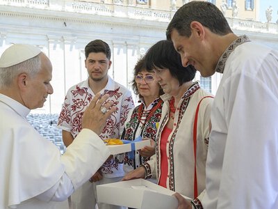 Культурная дипломатия: Папа Римский получил в подарок украинскую вышиванку (фото)
