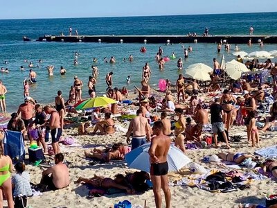 Жара в Украине: городские пляжи в Одессе и Киеве переполнены отдыхающими (видео)