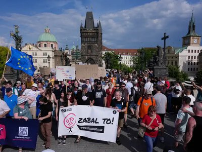 Тысячи людей вышли на протест в Праге из-за реформы финансирования общественных СМИ