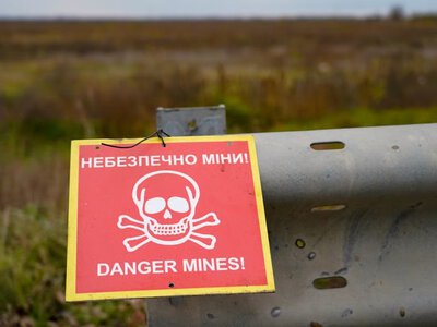 В Харьковской области у остановки подорвались трое человек