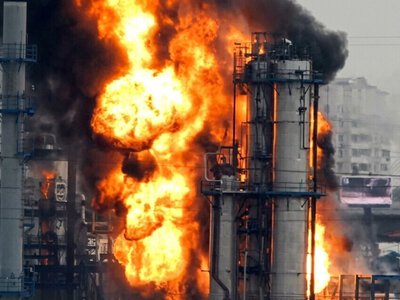  Удары по Тюменскому НПЗ и Крыму, а также отказ политиков от наград Польши. Главное за выходные 
