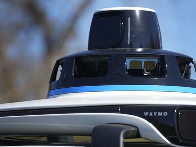 Waymo відкликає майже 4 000 роботаксі через ризик заїзду в закриті зони ремонту