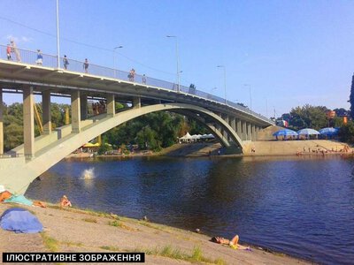 Один скачок — и реанимация: в Киеве обнаружили жуткую угрозу под мостом