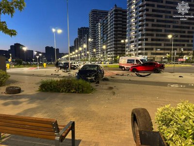 Пьяный подросток на Tesla протаранил припаркованные авто в Киеве (фото, видео)