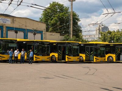 Пандусы, кондиционеры и видеонаблюдение: в Киеве на маршруты вышли новые троллейбусы и автобусы