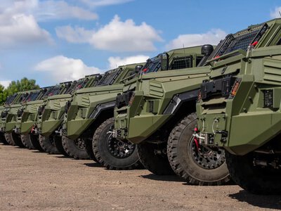 Первые 13 бронированных автомобилей для эвакуации раненых прибыли в Украину - Ляшко