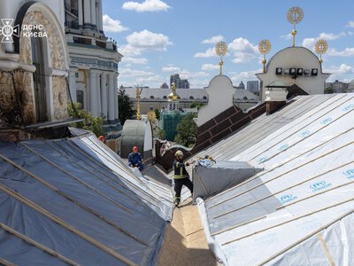 Ликвидация последствий обстрела: на крыше Свято-Успенского собора продолжаются круглосуточные работы