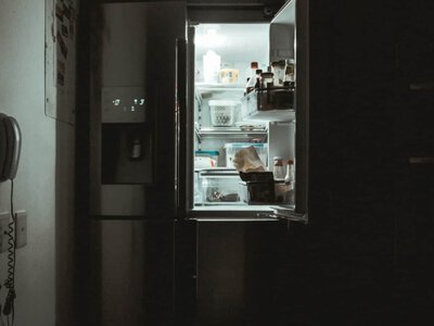 Зачем класть постельное белье в морозилку перед сном – ответ эксперта  (Видео)
