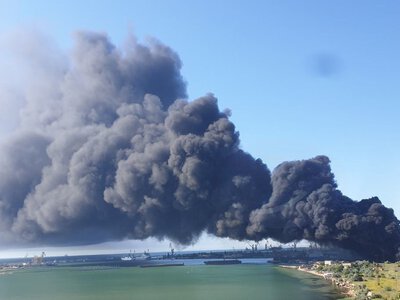 Взрывы в Крыму: в Керчи горит ТЭЦ, шлейф дыма протянулся на 47 километров (видео)