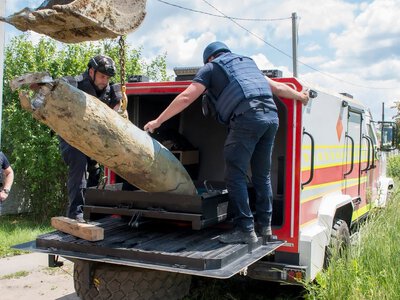 Упала на огород: в Харьковской области обезвредили 500-килограммовую российскую авиабомбу (фото)