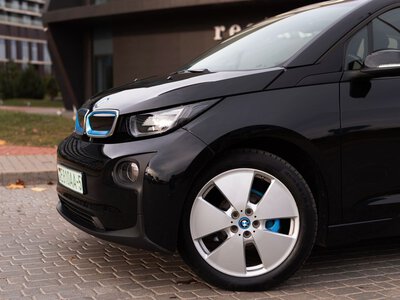 BMW розпочала продажі електроседану i3 First Edition