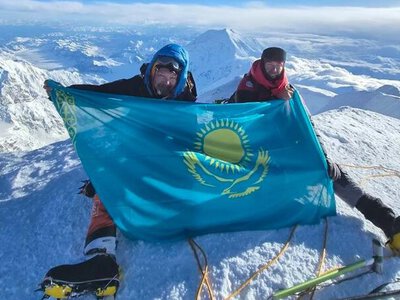 Военнослужащие Вооруженных сил РК водрузили флаг Казахстана на североамериканском шеститысячнике Денали