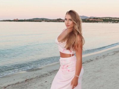 Вау! Жена Судакова подожгла соцсети фото с отдыха на Сардинии: похвасталась роскошными формами