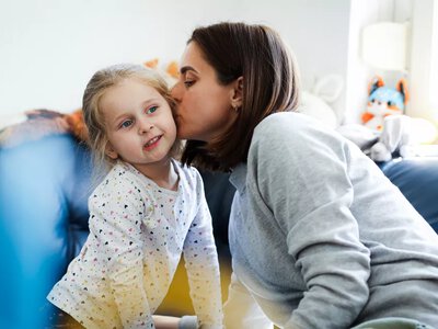Родители, проживающие за границей, также обязаны выплачивать алименты: как взыскиваются средства