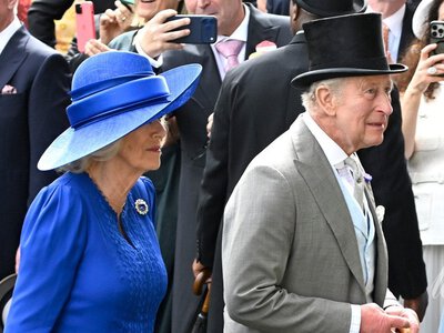 Королева Камілла в яскраво-синьому пальті і з сумкою Lady Dior сяяла з королем Чарльзом в Аскоті (фото)