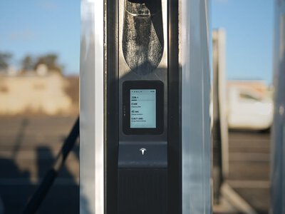 Tesla встановила безкоштовний пилосос на Supercharger у Німеччині