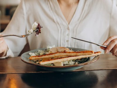 12 продуктов, которые нельзя есть на ночь: что мешает качественному сну