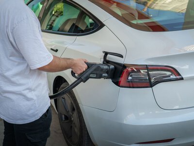 Tesla встановлює пилососи на зарядних станціях Supercharger