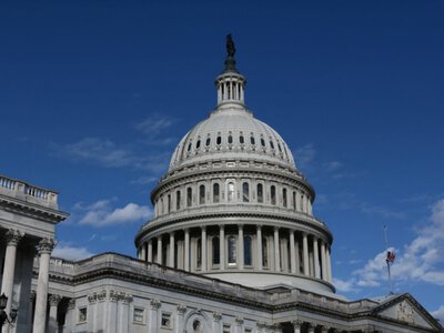 Сенат США принял резолюцию по ограничению военных полномочий Трампа